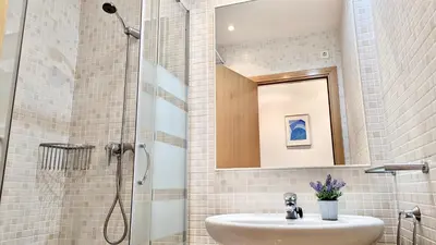 Un baño de EVH127 Bajo con terraza y piscina comunitaria