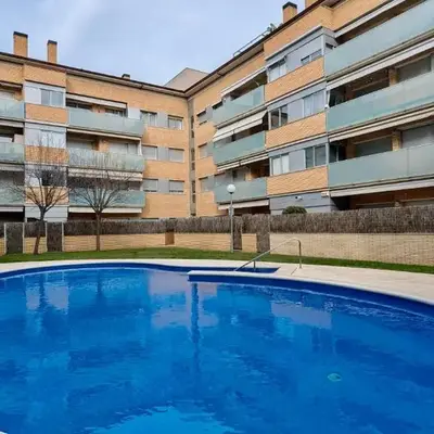 EVH127 Bajo con terraza y piscina comunitaria