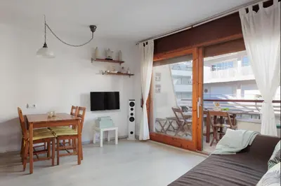 Una televisión o centro de entretenimiento en LETS HOLIDAYS Beach Apartment in Tossa