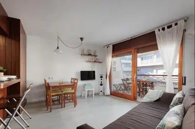 Una televisión o centro de entretenimiento en LETS HOLIDAYS Beach Apartment in Tossa