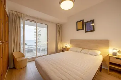 Cama o camas de una habitación en Apartamento con vistas al mar y piscina en Platja d'Aro