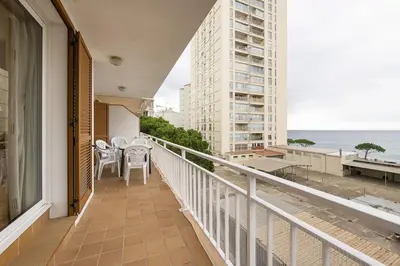 Un balcón o terraza de Apartamento con vistas al mar y piscina en Platja d'Aro