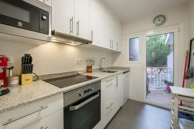 Una cocina o zona de cocina en Apartamento con vistas al mar y piscina en Platja d'Aro