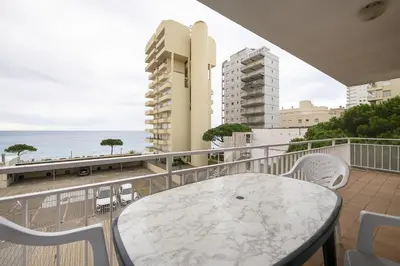 Un balcón o terraza de Apartamento con vistas al mar y piscina en Platja d'Aro