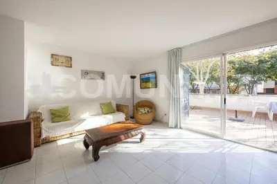 Zona de estar de Apartamento con piscina y aparcamiento en Playa de Aro