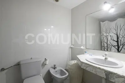 Un baño de Apartamento con piscina y aparcamiento en Playa de Aro