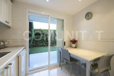 Plano de Apartamento céntrico con piscina y aparcamiento