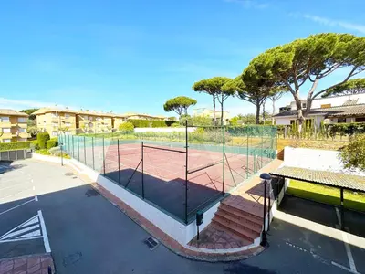 Instalaciones para jugar a tenis o squash en 1 Pericot 01 o alrededores