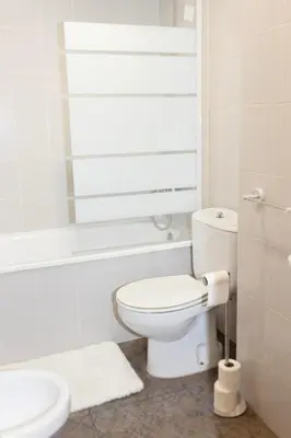 Un baño de Winahost Lloret Santa Isabel