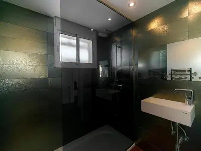 Un baño de Casa Moderna con Jardín y Piscina Privada – Santa Cristina d’Aro - ES-360-1
