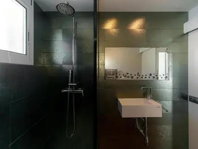Un baño de Casa Moderna con Jardín y Piscina Privada – Santa Cristina d’Aro - ES-360-1