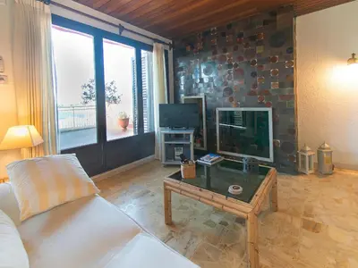 Una televisión o centro de entretenimiento en Ático de Lujo en Palamós, Vista al Mar, Parking Incluido - ES-360-3