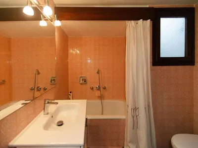 Un baño de Ático de Lujo en Palamós, Vista al Mar, Parking Incluido - ES-360-3