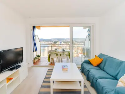 Una televisión o centro de entretenimiento en Apartamento Frente al Mar en Palamós, Aire Acondicionado, WiFi - ES-360-4