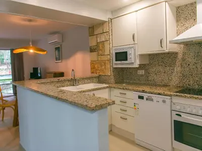 Una cocina o zona de cocina en Apartamento Exclusivo en Primera Línea de Mar – Torre Valentina, Eden Mar - ES-360-7