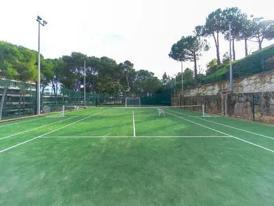 Instalaciones para jugar a tenis o squash en Apartamento Exclusivo en Primera Línea de Mar – Torre Valentina, Eden Mar - ES-360-7 o alrededores