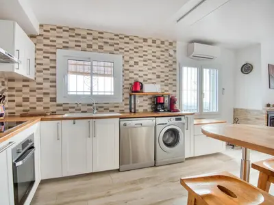 Una cocina o zona de cocina en Casa Moderna en la Costa Brava con Piscina Privada y Aire Acondicionado - ES-360-5