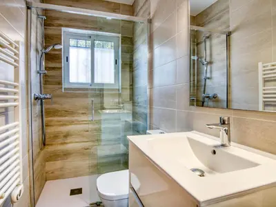 Un baño de Casa Moderna en la Costa Brava con Piscina Privada y Aire Acondicionado - ES-360-5