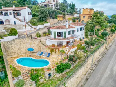 Piscina en o cerca de Casa Moderna en la Costa Brava con Piscina Privada y Aire Acondicionado - ES-360-5