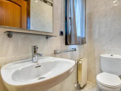 Un baño de Casa de Lujo con Piscina Privada en Platja d'Aro - ES-360-6