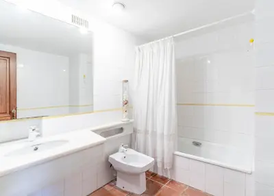 Un baño de Apartamento La Vela con Vistas al Mar - WeHost Costa Brava