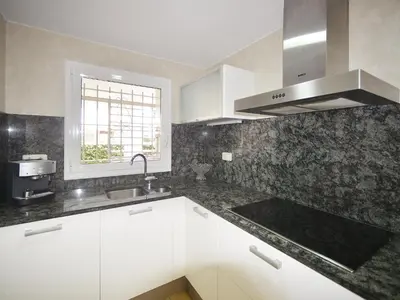 Una cocina o zona de cocina en Apartamento Terraza y Jardín en Platja d'Aro - ES-360-9