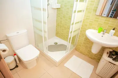 Un baño de Turo 6 Family flat with Pool and Playground