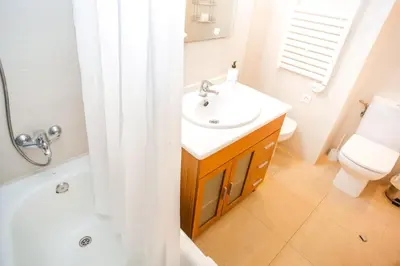 Un baño de Turo 6 Family flat with Pool and Playground