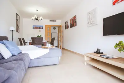 Una televisión o centro de entretenimiento en Turo 6 Family flat with Pool and Playground