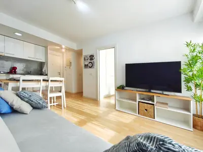 Una televisión o centro de entretenimiento en Apartamento 5 min de la playa Palamós Costa Brava