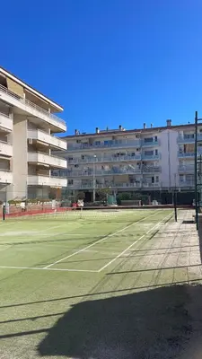 Instalaciones para jugar a tenis o squash en Comfortable apartamento Costa Zeus o alrededores