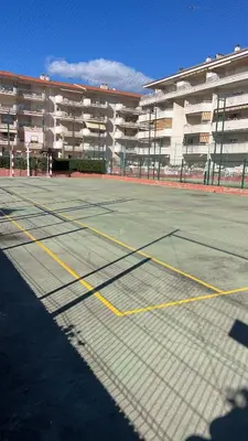 Instalaciones para jugar a tenis o squash en Comfortable apartamento Costa Zeus o alrededores