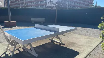 Instalaciones para jugar al ping pong en Comfortable apartamento Costa Zeus o alrededores