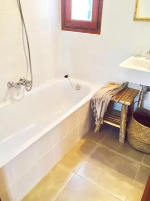 Un baño de Entire house in Tamariu with pool, Costa Brava next to beach
