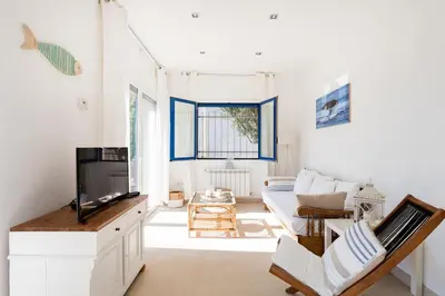 Una televisión o centro de entretenimiento en Apartment with garden and sea view Santa Cristina Blanes
