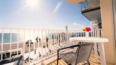 Un balcón o terraza de Seahomes Vacations - Amazing Seafront Apt & PKG