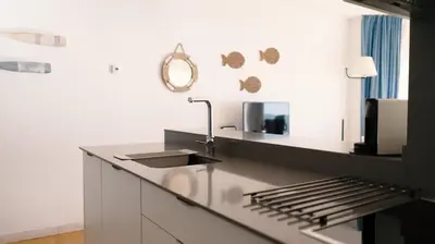 Una cocina o zona de cocina en Seahomes Vacations - Amazing Seafront Apt & PKG