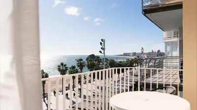 Un balcón o terraza de Seahomes Vacations - Amazing Seafront Apt & PKG