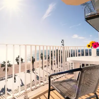 Seahomes Vacations - Amazing Seafront Apt & PKG