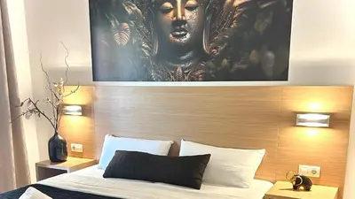 Cama o camas de una habitación en Born to Chill Central Stay with Pool, Parking & Balcony