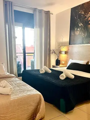 Cama o camas de una habitación en Born to Chill Central Stay with Pool, Parking & Balcony