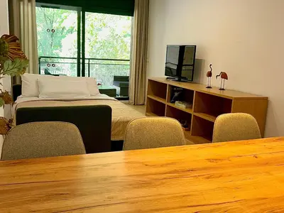 Una televisión o centro de entretenimiento en Born to Chill Central Stay with Pool, Parking & Balcony