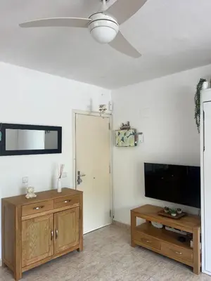 Una televisión o centro de entretenimiento en Apartamento tranquilo en Sa Conca, S'Agaro