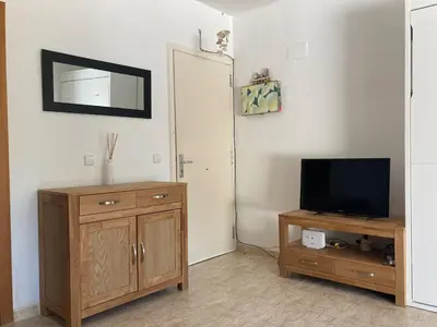 Una televisión o centro de entretenimiento en Apartamento tranquilo en Sa Conca, S'Agaro