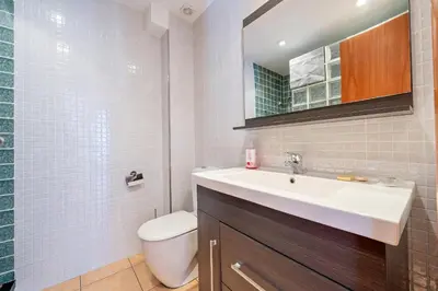 Un baño de Hauzify I Apartament Fenals
