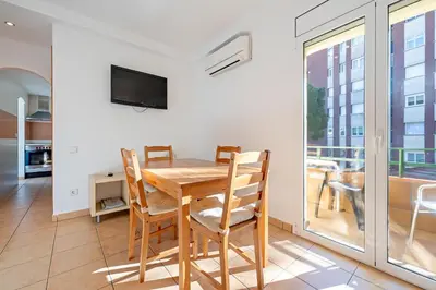 Una televisión o centro de entretenimiento en Hauzify I Apartament Fenals