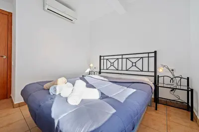Cama o camas de una habitación en Hauzify I Apartament Fenals