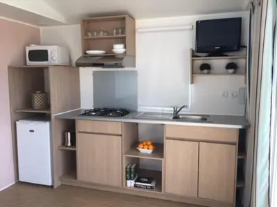 Una cocina o zona de cocina en Camping Enmar - Mobil home 3 pièces 4 personnes MAE-5300