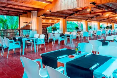 Un restaurante o sitio para comer en Camping Enmar - Mobil home 3 pièces 4 personnes MAE-5300