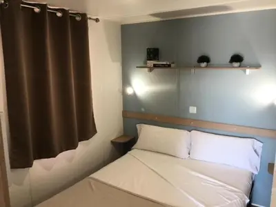 Cama o camas de una habitación en Camping Enmar - Mobil home 3 pièces 4 personnes MAE-5300
